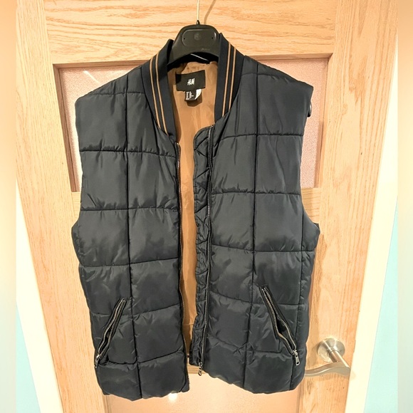 H&M sleeveless vest in great condition - Picture 1 of 3